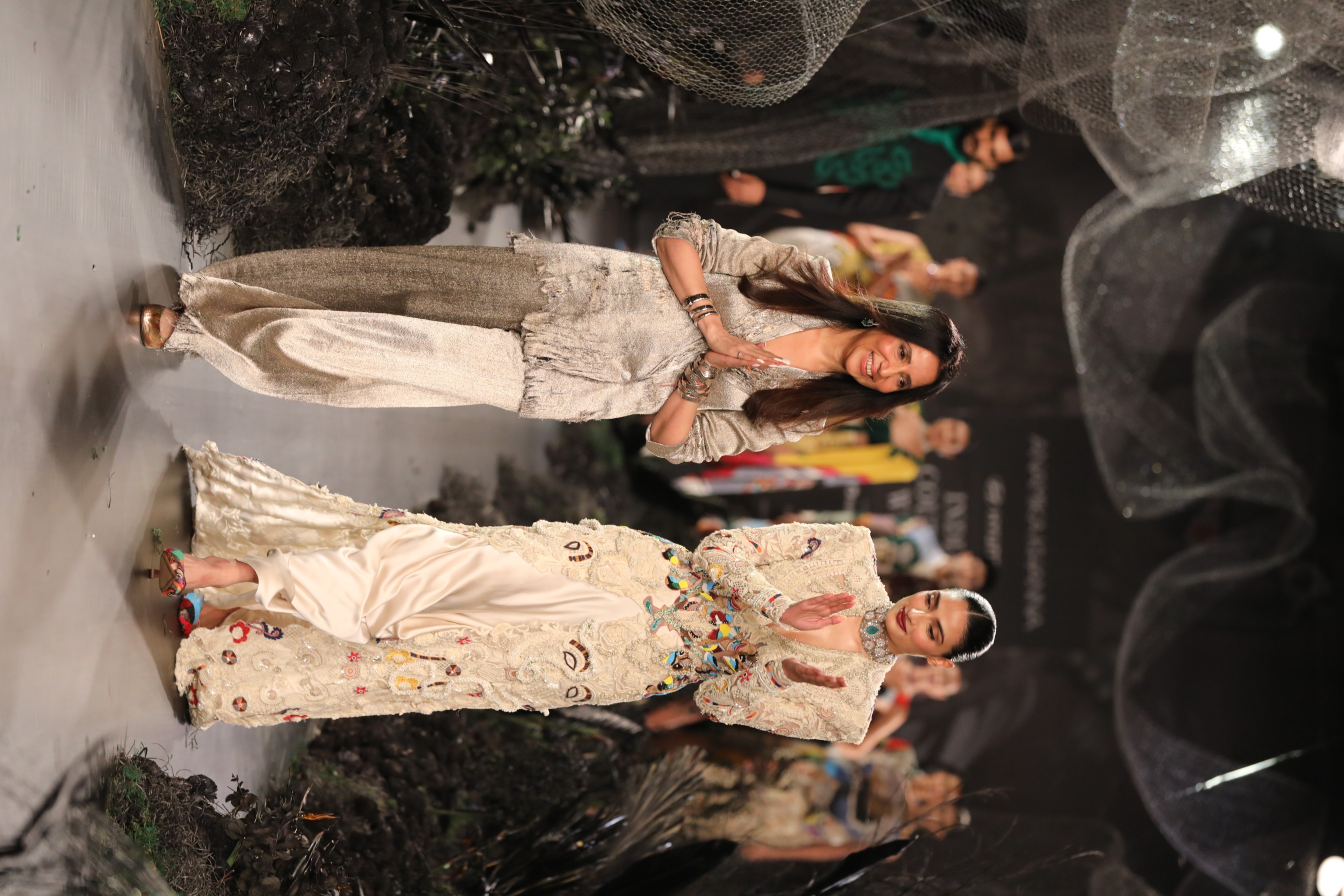 Indian Couture Week 2023: Athiya Shetty Embodies Grace In An Elegant  Embroidered Lace Anamika Khanna Kurta And Pants On The Ramp
